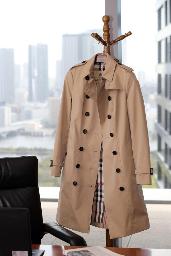 　バーバリーのトレンチコート＝２０１６年