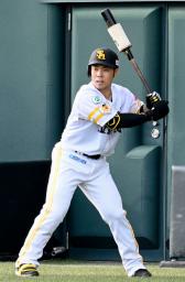 　３軍交流戦のネクストバッターズサークルで打席に備えるソフトバンク・近藤＝福岡県筑後市