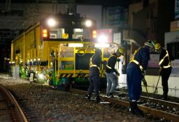 　報道陣に公開された、ＪＲ西九条駅構内の線路保守作業＝１５日未明、大阪市此花区