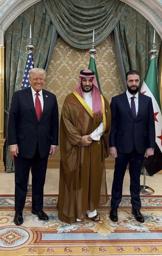 　１４日、写真撮影に臨んだ（左から）トランプ米大統領、サウジアラビアのムハンマド皇太子、シリアのシャラア暫定大統領＝サウジの首都リヤド（シリア国営通信提供、ＡＰ＝共同）