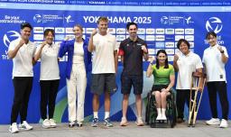 　トライアスロンの世界シリーズ横浜大会を前に、記者会見でポーズをとるニナー賢治（左端）、高橋侑子（同２人目）、パラトライアスロンの谷真海（右端）ら＝１５日午後、横浜市
