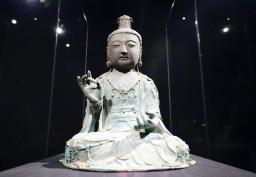 　長崎県対馬市の対馬博物館で特別公開される観世音菩薩坐像＝１５日午後
