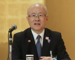 　関西経済同友会の代表幹事に選任され、記者会見する日本生命保険副会長の三笠裕司氏＝１５日午後、大阪市