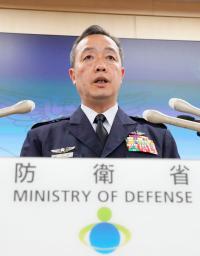 　記者会見する航空自衛隊の内倉浩昭航空幕僚長＝１５日午後、防衛省
