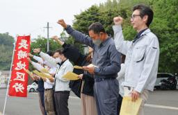 　抗議集会で米軍揚陸艇の夜間航行訓練の中止を訴える参加者＝１５日午後、長崎県西海市