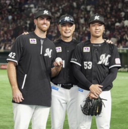 　来日初勝利のサモンズ（左）とプロ初セーブを挙げた木村（右）をたたえるロッテ・吉井監督＝東京ドーム