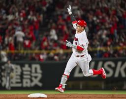 　６回、満塁本塁打を放ち、笑顔で塁を回る広島・小園＝マツダ