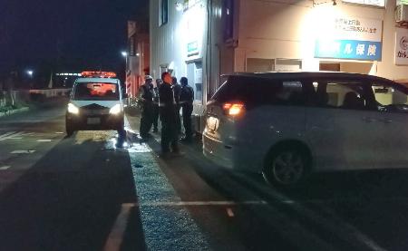 　小学生男児がはねられた鳥取市の現場付近。右は事故を起こした乗用車＝３月３１日