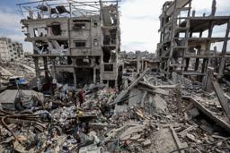 　イスラエル軍の攻撃で破壊された建物＝１５日、ガザ北部ガザ市（ゲッティ＝共同）