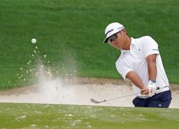 　第１ラウンド、１８番でバンカーショットを放つ久常涼。３アンダーで９位＝クウェイルホロー・クラブ（共同）