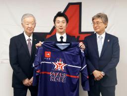 　アイスホッケーのアジア・リーグ新規参入が決まり、撮影に応じる「スターズ神戸」の黒沢玲央代表（中央）。右は日本連盟の江守秀次副会長＝１６日、東京都新宿区