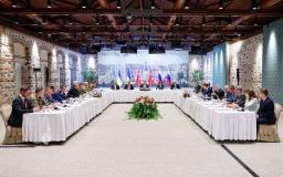 　１６日、トルコ・イスタンブールで３年ぶりの直接交渉に臨むウクライナ代表団（左）とロシア代表団（右）（ゲッティ＝共同）