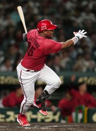 　９回広島２死二塁、モンテロが中前に勝ち越し打を放つ＝甲子園