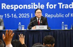 　ＡＰＥＣ貿易相会合の閉幕後、記者会見する韓国産業通商資源省の鄭仁教通商交渉本部長＝１６日、韓国・済州島（共同）