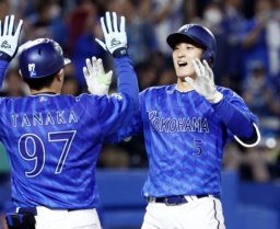 　８回、本塁打を放ったＤｅＮＡ・松尾＝神宮