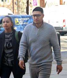 　裁判所前を歩くケイン・ライト容疑者（右）＝４月、ロンドン（共同）