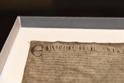 　１３００年に書かれた「マグナ・カルタ」＝４月１５日（米ハーバード大法科大学院提供・ＡＰ＝共同）