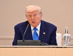 　アブダビで記者会見するトランプ米大統領＝１６日（ゲッティ＝共同）