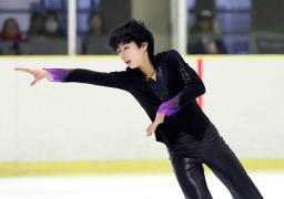 　ジュニア男子フリーで演技する西野太翔。著作権問題への懸念で４月の大会から音楽を変更した＝４日、埼玉県上尾市の埼玉アイスアリーナ