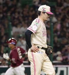 　楽天・堀内（奥）に２ランを浴びたソフトバンク・有原＝１６日、みずほペイペイドーム