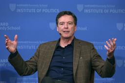 　米マサチューセッツ州で講演するＦＢＩのコミー元長官＝２０２０年２月（ＡＰ＝共同）