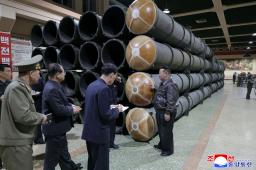 　軍需工場を視察する北朝鮮の金正恩朝鮮労働党総書記（右端）（朝鮮中央通信＝共同）