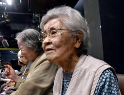 　報道陣の取材に応じるひめゆり同窓会の知念淑子会長＝１７日午後、那覇市