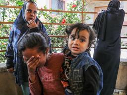 　１７日、ガザ南部ハンユニスで、イスラエルの攻撃によって親族が殺害され、悲しむ人たち＝１７日（ゲッティ＝共同）