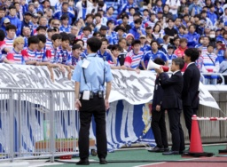 　京都戦を終え、サポーターと話す横浜Ｍの中山昭宏社長（右から２人目）ら＝日産スタジアム