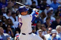 　ホワイトソックス戦の６回、二塁打を放つカブス・鈴木＝シカゴ（ＡＰ＝共同）