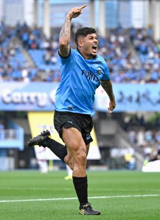 　川崎―Ｃ大阪　後半、自身２点目のゴールを決め、駆け出す川崎・エリソン＝Ｕ等々力