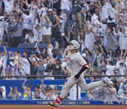 　１２回、サヨナラ打を放ちガッツポーズするロッテ・西川＝ＺＯＺＯマリン