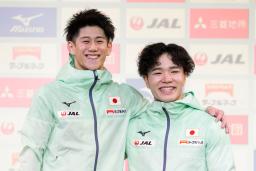 　世界選手権の代表に決まり撮影に応じる、優勝した岡慎之助（右）と２位の橋本大輝＝東京体育館