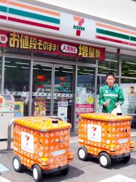 　セブン―イレブン・ジャパンの配送ロボット＝１５日、東京都八王子市