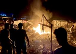 　１７日、ガザ南部ハンユニスにある避難民のテントへのイスラエル軍による攻撃で立ち上る炎（ゲッティ＝共同）