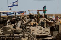 　１７日、イスラエルとパレスチナ自治区ガザとの境界に展開する戦車とイスラエル兵（ロイター＝共同）