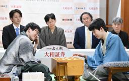 　将棋の第８３期名人戦第４局を終え対局を振り返る、勝利した永瀬拓矢九段（左）と敗れた藤井聡太名人＝１８日夜、大分県宇佐市