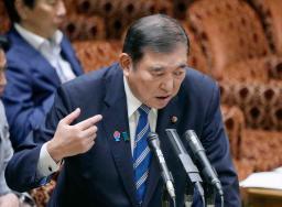 　参院予算委の集中審議で答弁する石破首相＝１９日午前