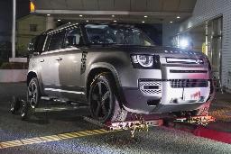 　埼玉県三郷市の小学生ひき逃げ事件で、現場から逃走したとみられる車＝１５日