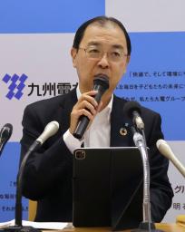 　記者会見する九州電力の西山勝取締役常務執行役員＝１９日午後、福岡市