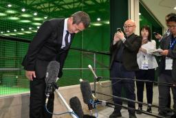 　小山伸一郎・２軍投手統括コーチのオンラインカジノ利用について謝罪するプロ野球中日の朝田憲祐球団本部長＝１９日夜、名古屋市のナゴヤ球場