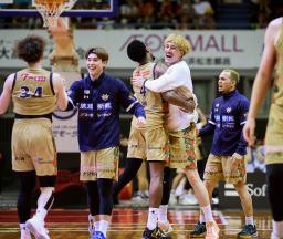 　決勝進出を決め、喜ぶ琉球の選手たち＝浜松アリーナ（（Ｃ）Ｂ．ＬＥＡＧＵＥ）