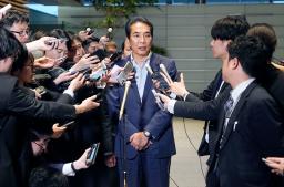 　石破首相と面会後、記者団の取材に応じる江藤農相＝１９日午後、首相官邸