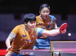 　混合ダブルス２回戦でプレーする松島輝空（手前）、張本美和組＝ドーハ（共同）