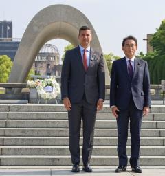 　原爆慰霊碑前で記念撮影するパラグアイのペニャ大統領（左）と岸田前首相＝２０日午前、広島市の平和記念公園