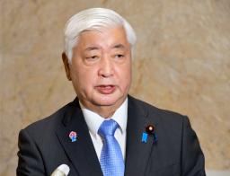 　記者会見で航空自衛隊のＴ４練習機墜落事故について話す中谷防衛相＝２０日午前、国会