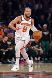 　カンファレンス準決勝のセルティックス戦で、ボールを運ぶニックスのブランソン＝１６日、ニューヨーク（ゲッティ＝共同）