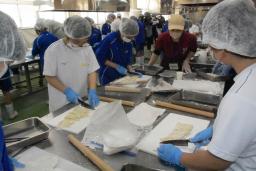 　海藻「アカモク」を活用したうどん作りに挑戦する鳥取県立境港総合技術高の生徒たち＝２０日午後、鳥取県境港市