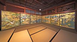 　並べられた一連のふすま絵＝１８日、青森県中泊町（キヤノン提供）