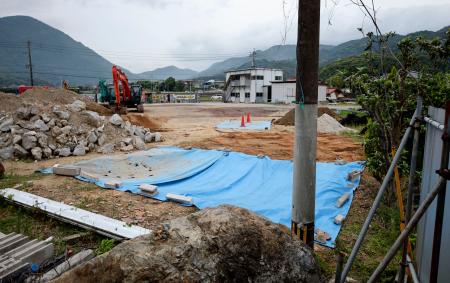 　男性の遺体が見つかった資材置き場＝２０日午後７時、北九州市小倉南区